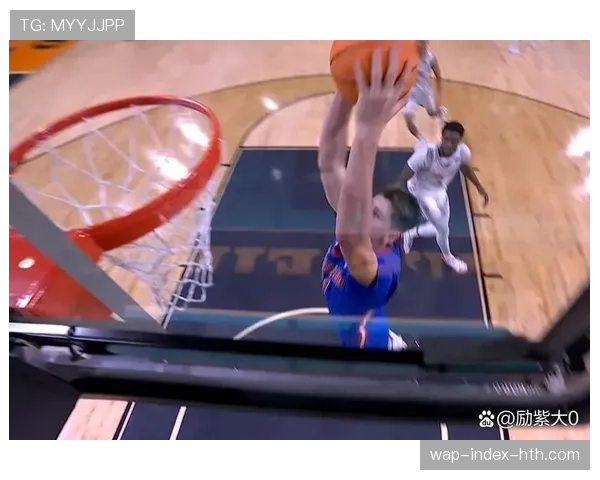 校园篮球:NCAA“疯狂三月”球队纷纷效仿NBA的“电梯门”边线球战术。 校园篮球:NCAA“疯狂三月”球队纷纷效仿NBA的“电梯门”边线球战术。