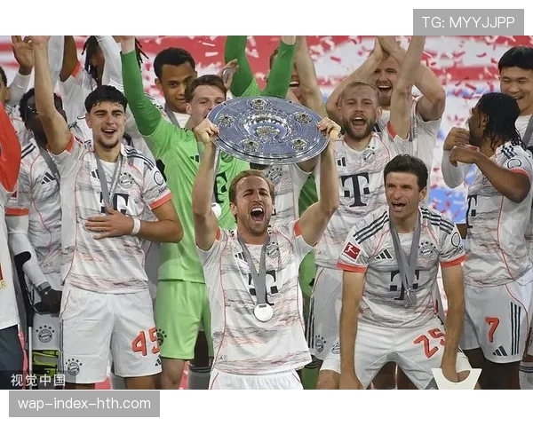 拜仁球员身着特别版T恤庆祝夺冠沙拉盘5月16日正式颁发