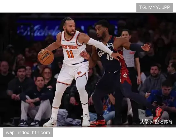 尼克斯进攻状态火热,骑士队需在客场比赛中找到限制其外线投射的办法。 尼克斯进攻状态火热,骑士队需在客场比赛中找到限制其外线投射的办法。
